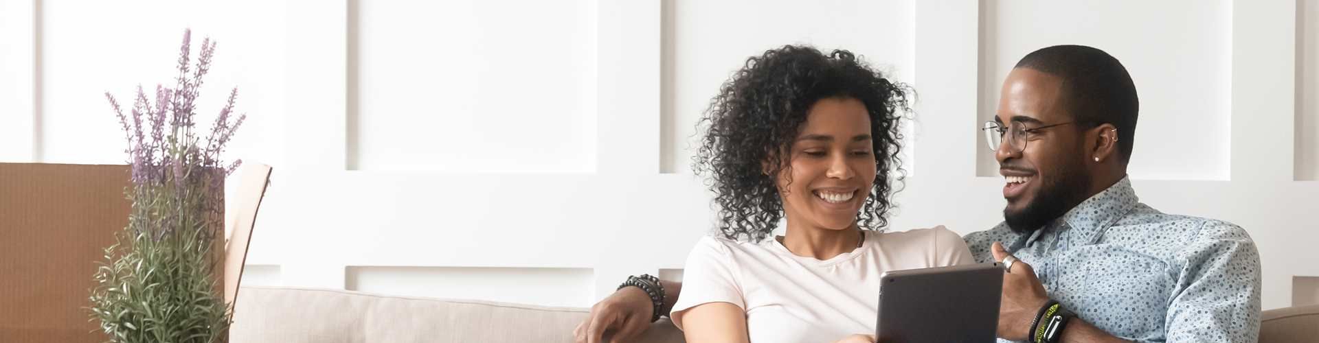 Deux personnes regardent une tablette