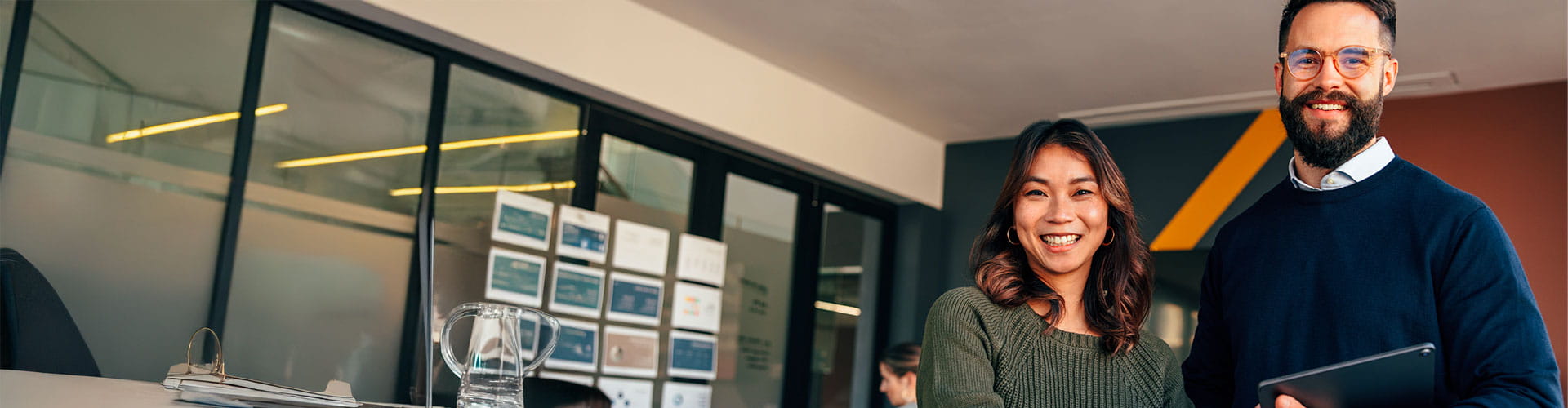 Deux personnes souriantes dans un bureau