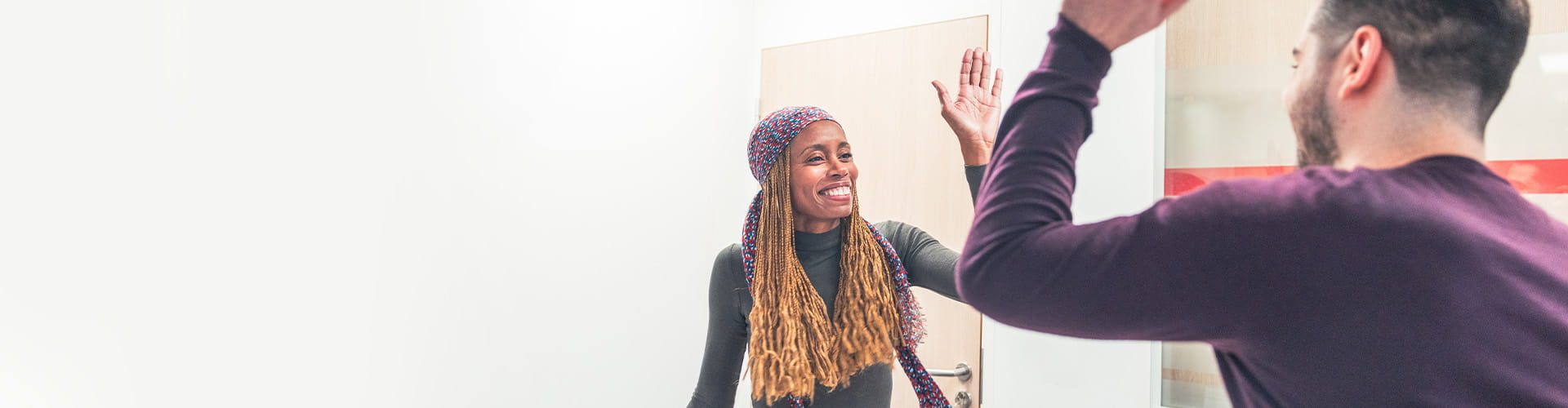 Deux personnes se tapent dans la main Deux personnes se tapent dans la main