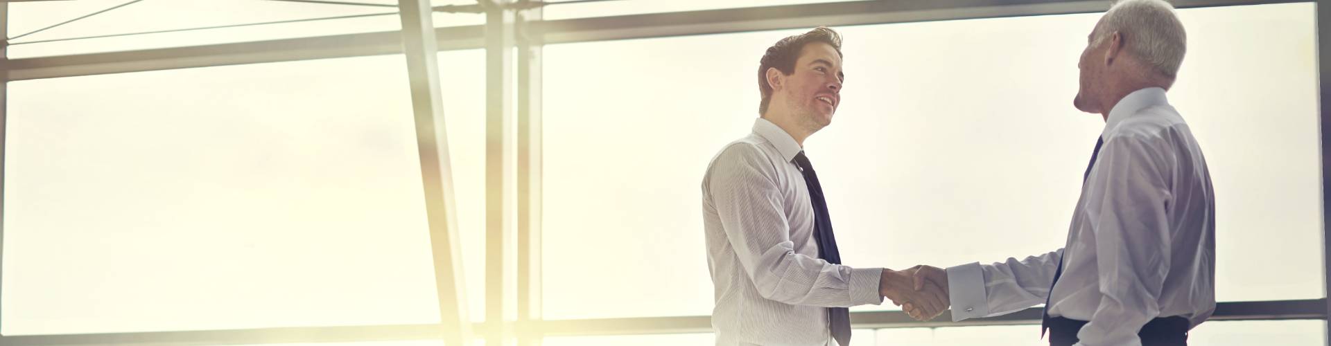 Deux hommes se serrent la main pour conclure un accord et devenir partenaires
