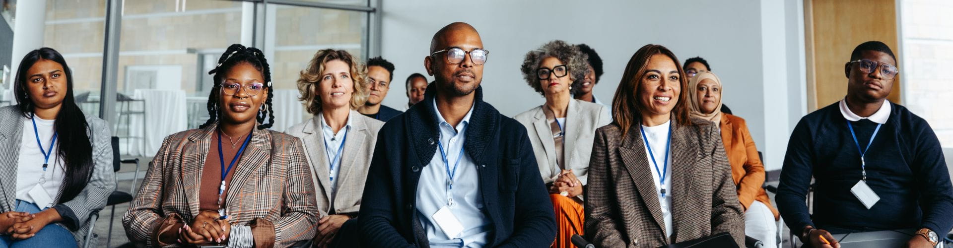 Groupe de personnes qui écoutent une conférence