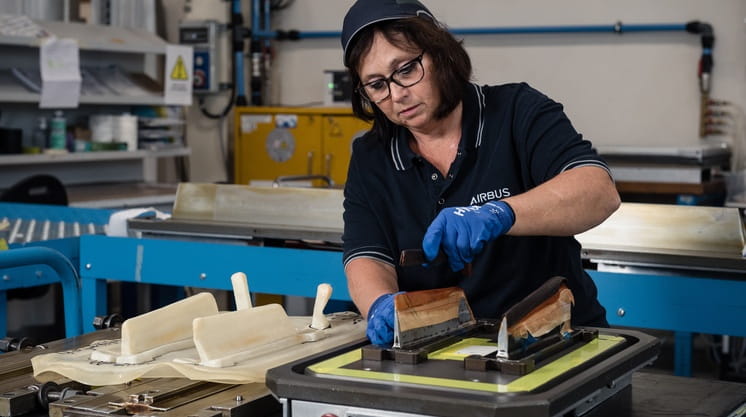 Une intérimaire Adecco travaillant pour Airbus