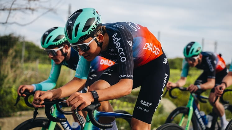 des cyclistes portant un maillot floqué Adecco 